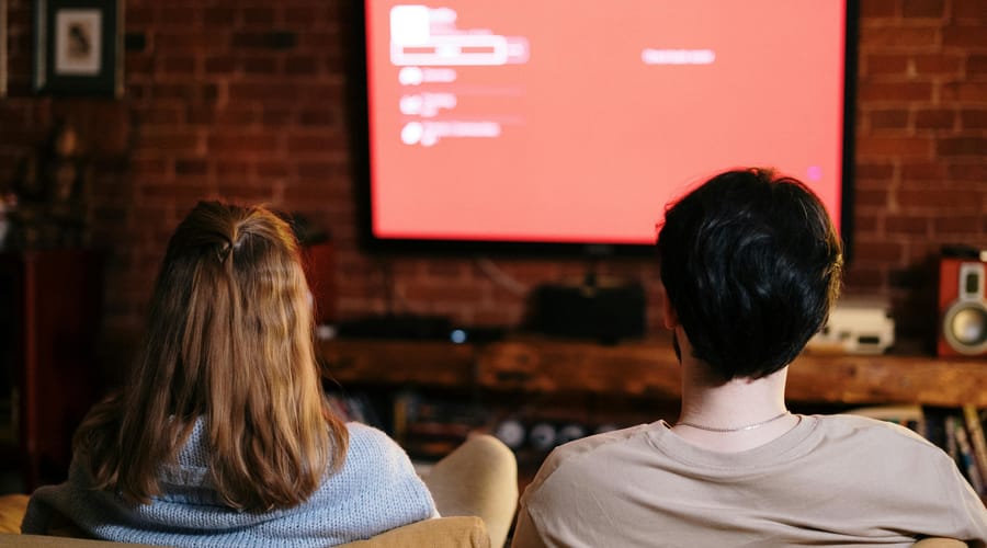 Jóvenes mirando series en inglés.