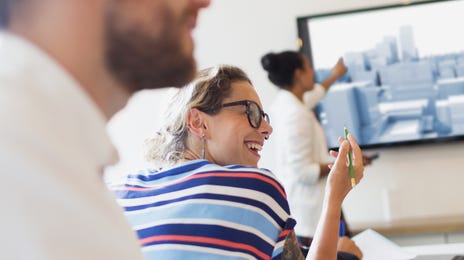 Personas reunidas en una sala de juntas