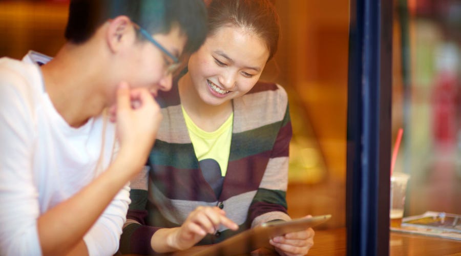 Personas aprendiendo inglés (hombre y mujer)