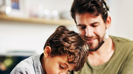 Niño estudiando portugués para niños y adolescentes