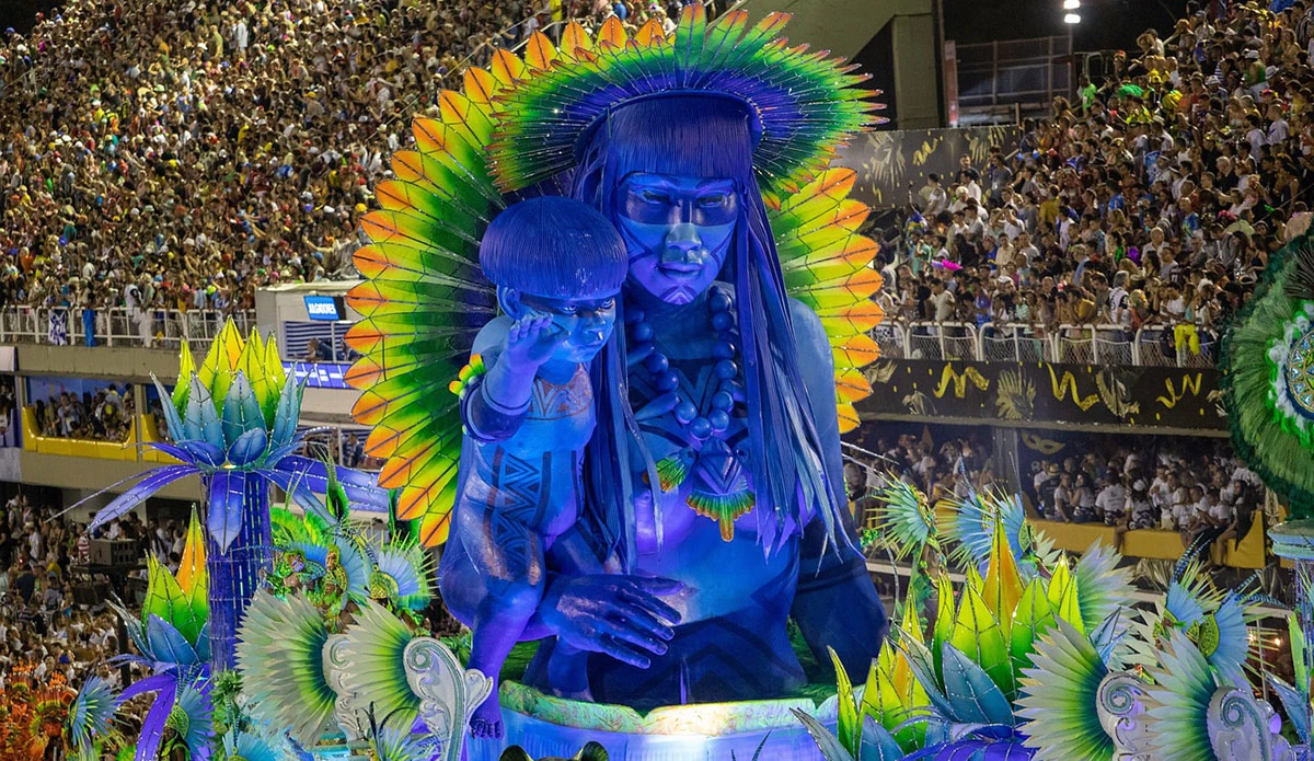 Carro alegórico que adorna las calles en el Carnaval de Río