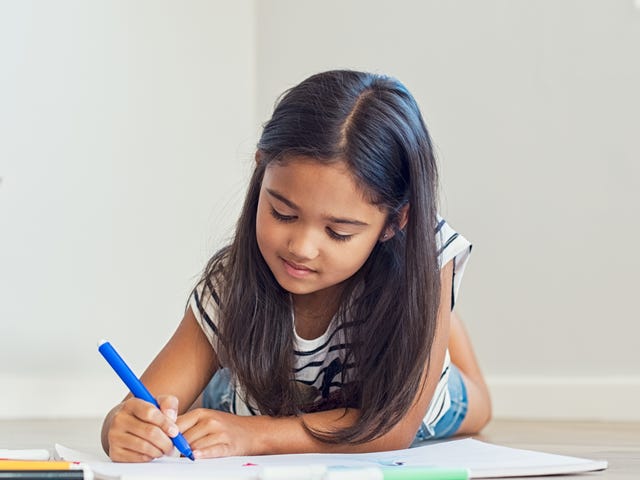 Niña en clases de español para niños y adolescentes