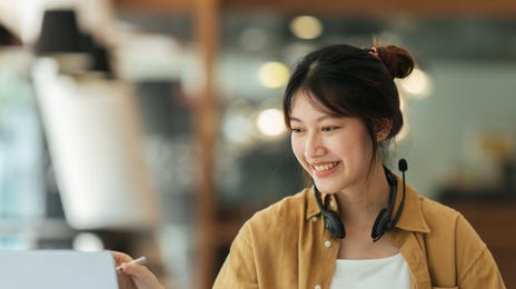 Estudiando idiomas por su cuenta.