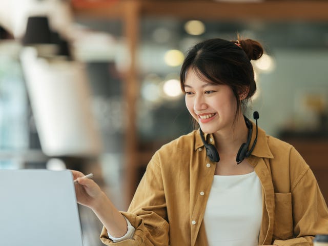 Estudiando idiomas por su cuenta.