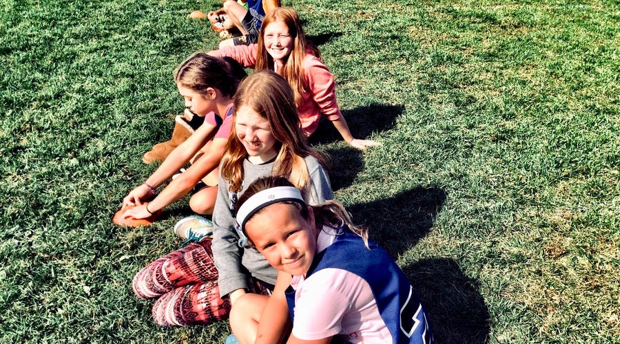 Niños disfrutando los beneficios de los campamentos de verano