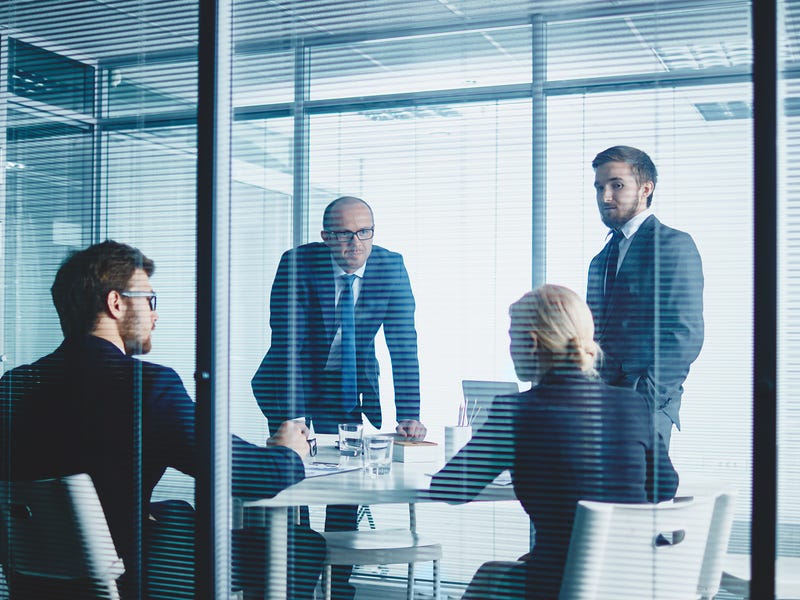 Personas hablando sobre las diferencias culturales en la comunicación empresarial