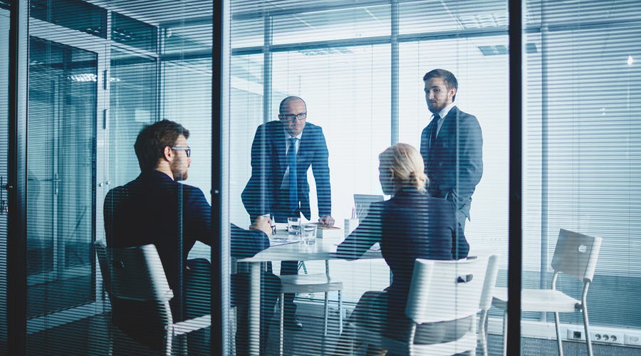 Personas hablando sobre las diferencias culturales en la comunicación empresarial