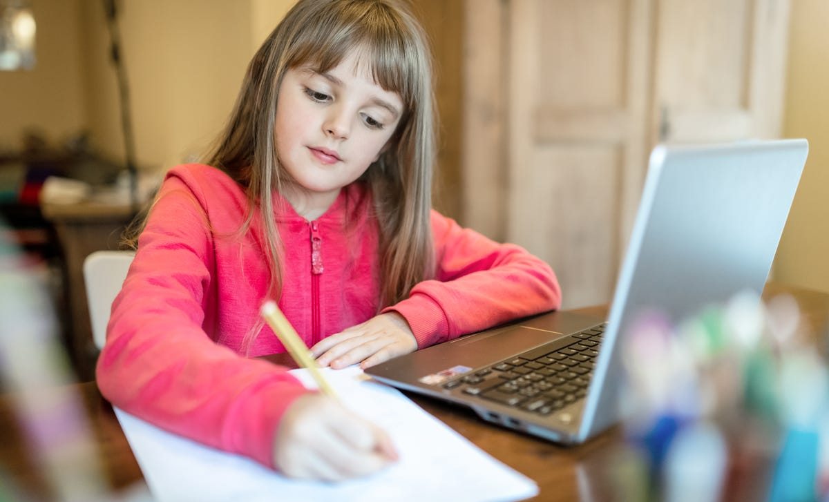 Niña aprendiendo coreano para niños