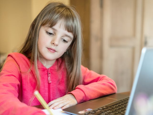 Niña aprendiendo coreano para niños
