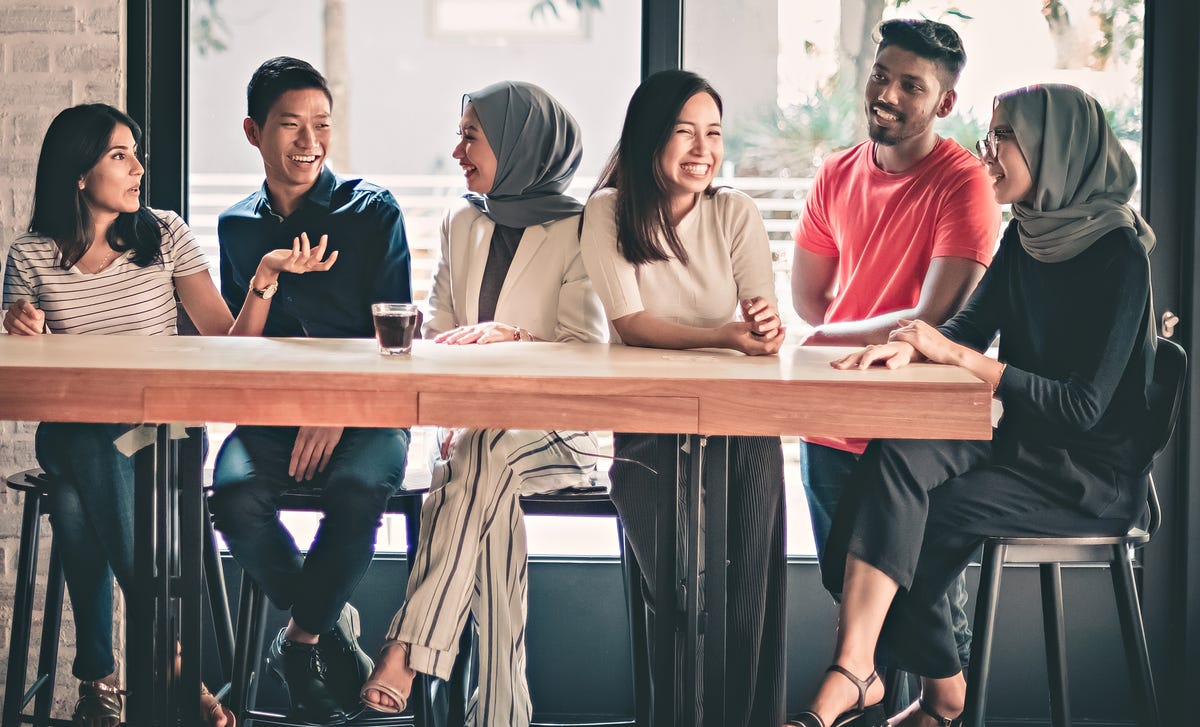 Personas hablando de la diversidad cultural
