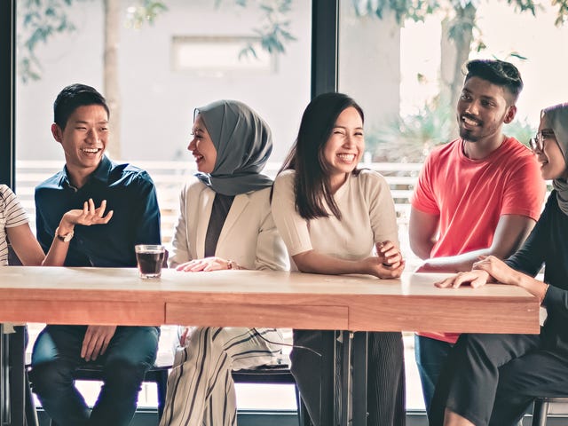 Personas hablando de la diversidad cultural