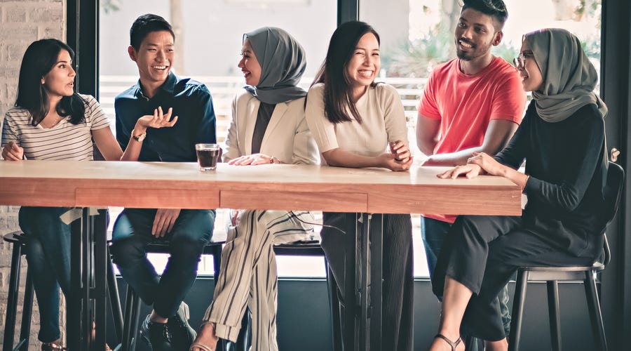 Personas hablando de la diversidad cultural