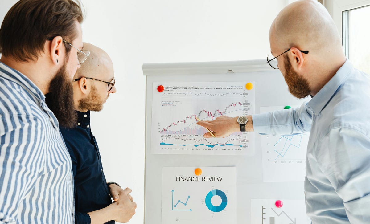 Equipo hablando de los errores que alejan el éxito empresarial.