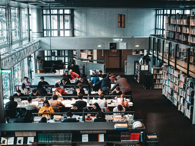 Personas preparándose para su test de nivel de inglés