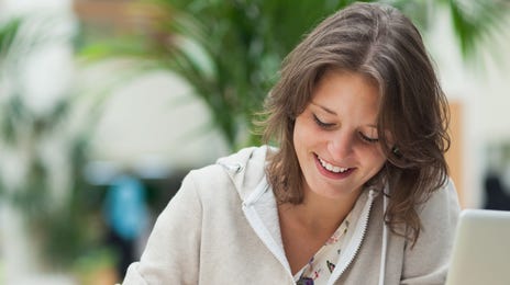 Mujer estudiando idiomas desde su casa