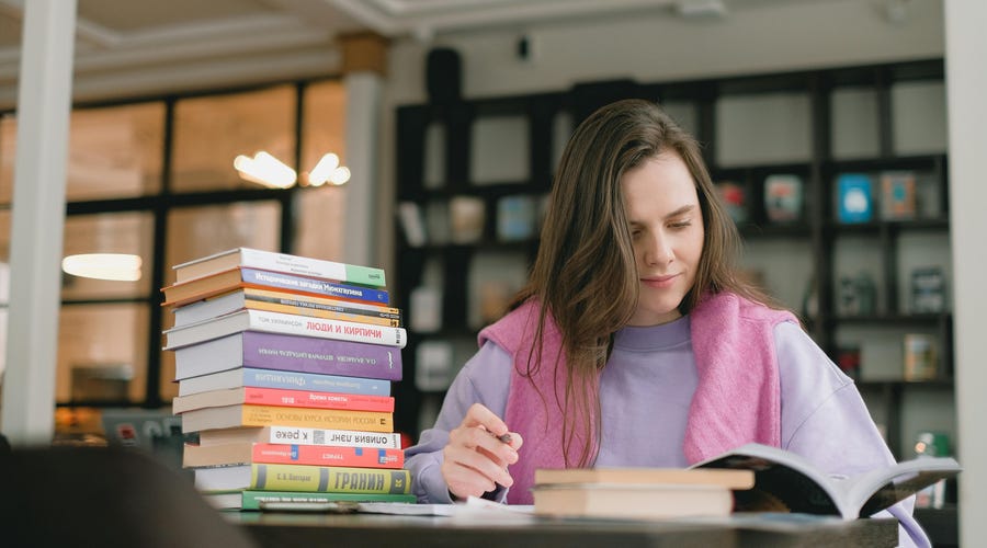 Mujer joven estudiando inglés de cero con Berlitz para ser bilingüe.