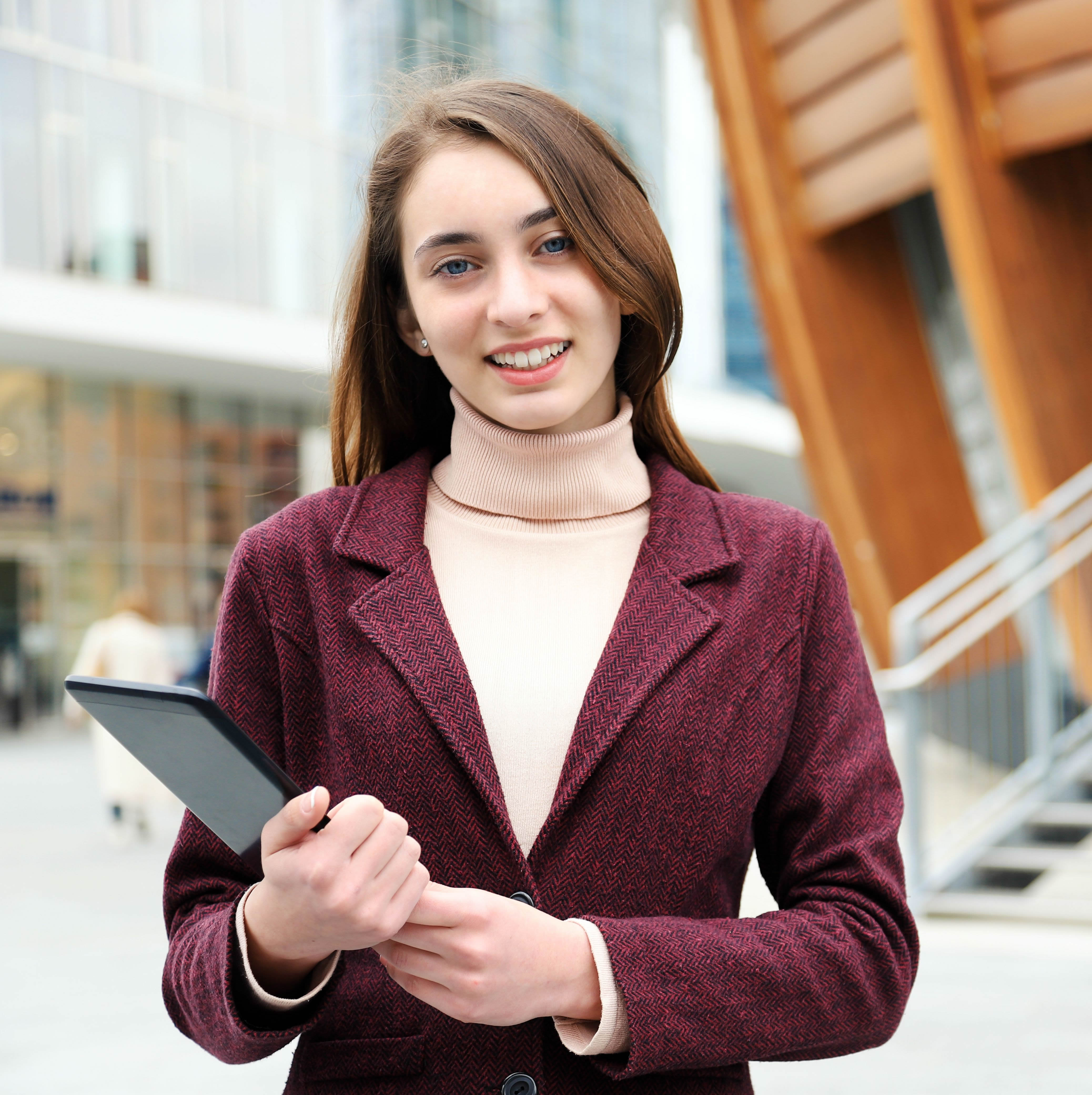 Mujer que estudia idioma búlgaro