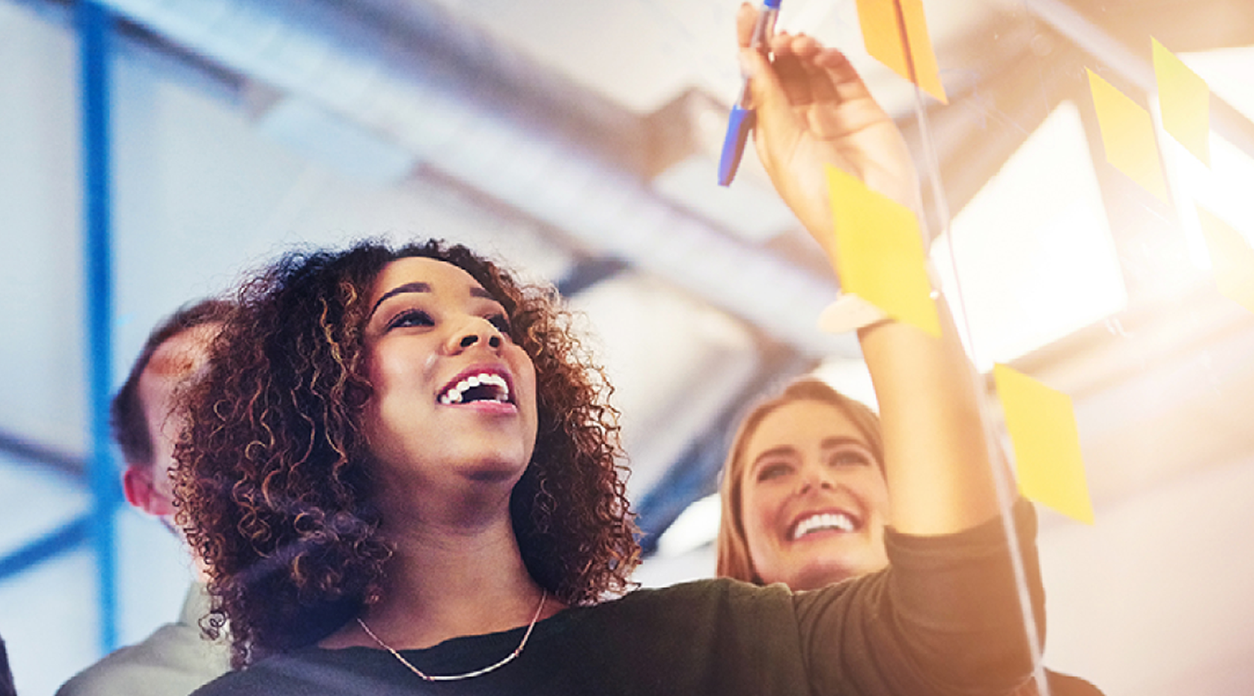 Mujeres con características del liderazgo en empresas