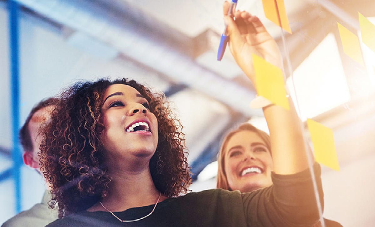 Mujeres con características del liderazgo en empresas