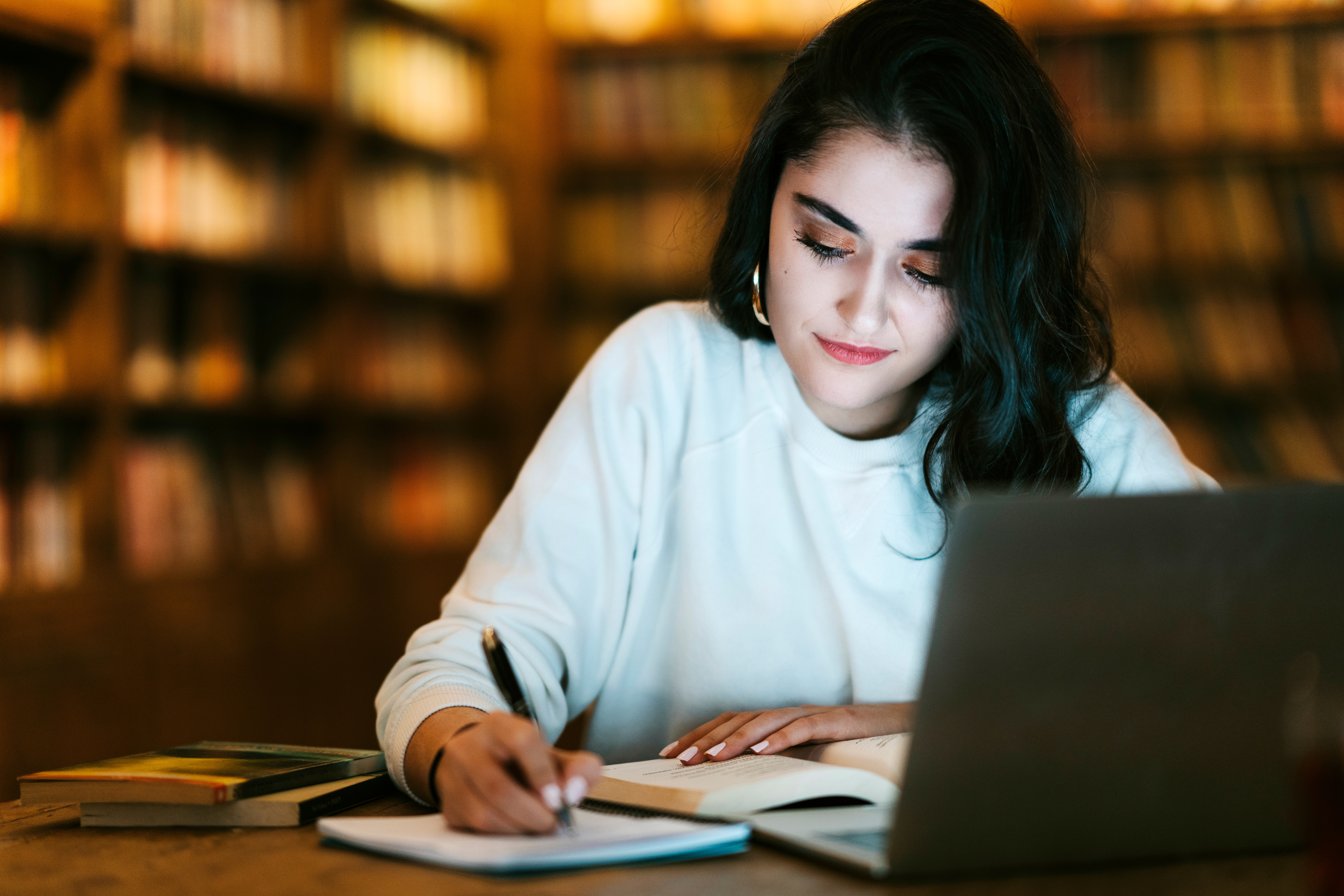 Mujer en cursos de francés en línea