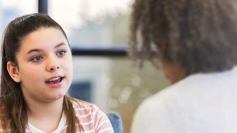 Niña estudiando inglés para niños de secundaria