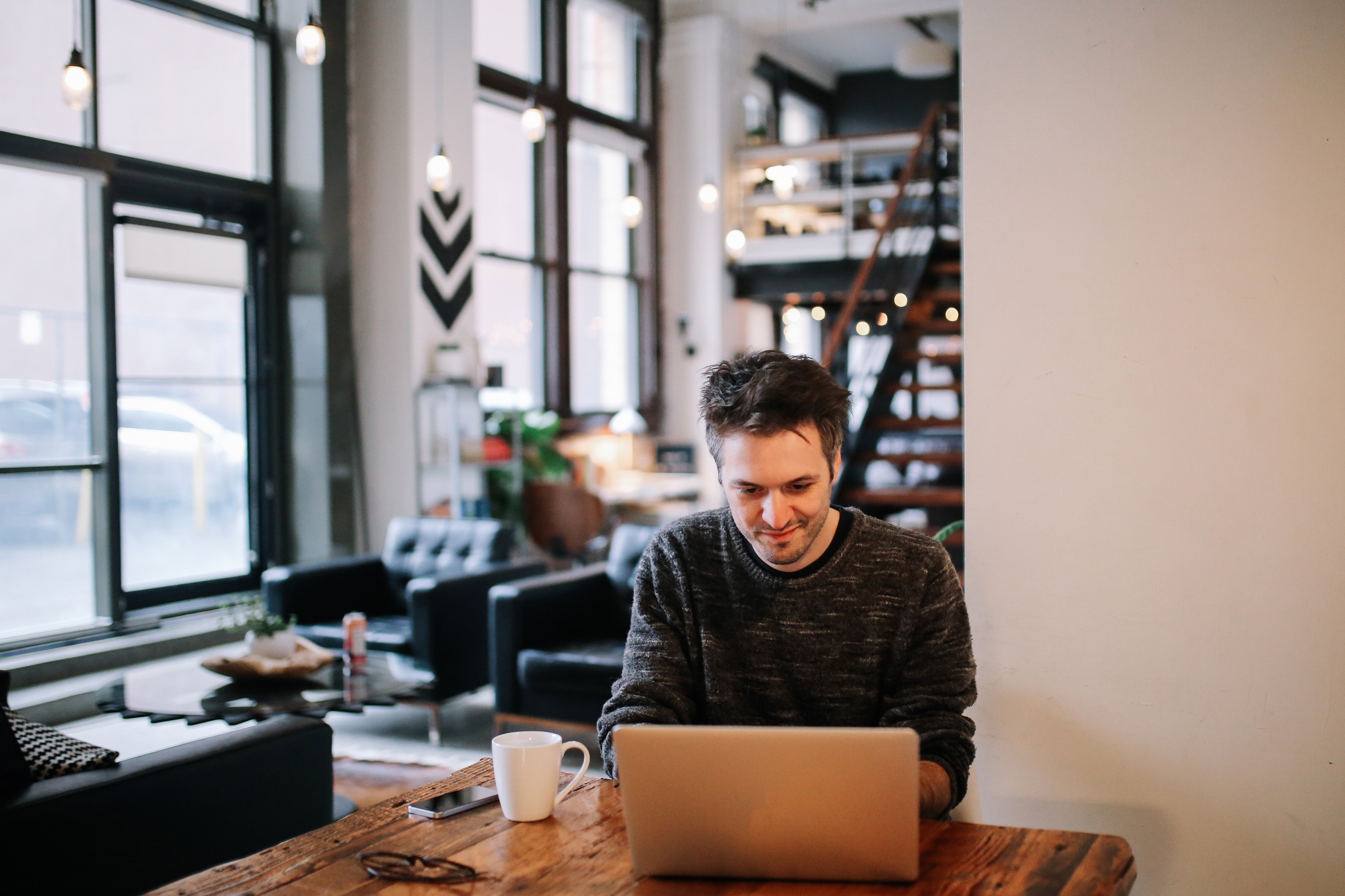 Hombre aprendiendo idiomas en línea