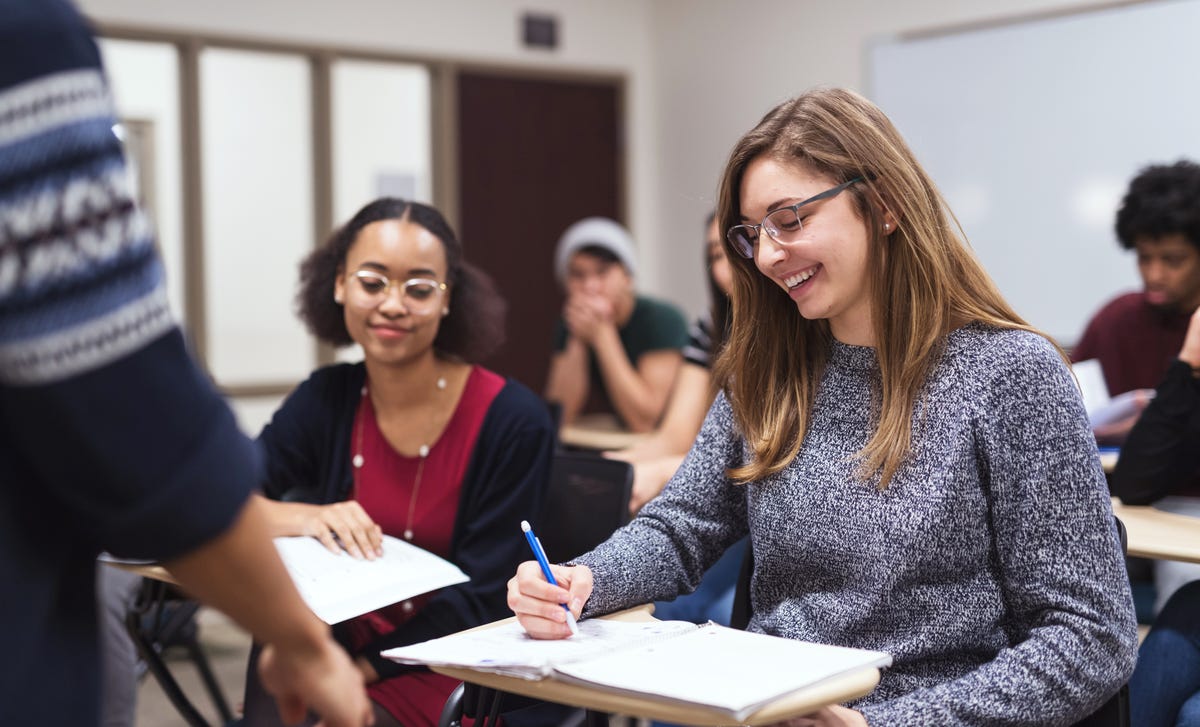 Mujer en la escuela de inglés en Guadalajara