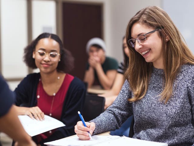 Mujer en la escuela de inglés en Guadalajara