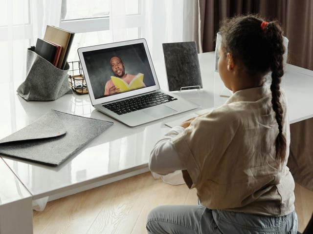 Niña estudiando con un maestro en su curso online de idiomas.