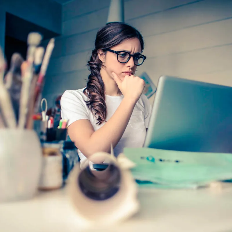 Mujer estudiando las Wh questions en inglés