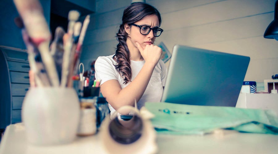 Mujer estudiando las Wh questions en inglés desde su computadora, como parte del curso online de Berlitz México