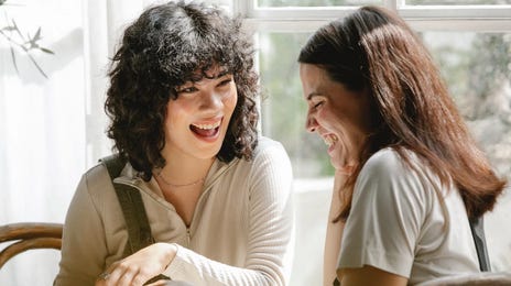 Mujeres superando el miedo a iniciar una conversación