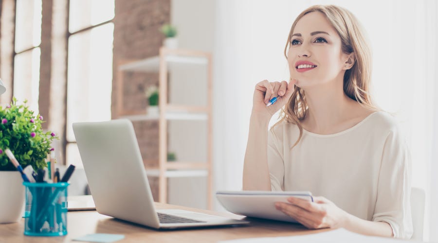 Mujer estudiando tips para aprender francés fácilmente