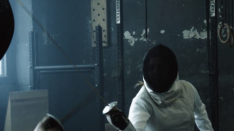 Dos personas practicando esgrima