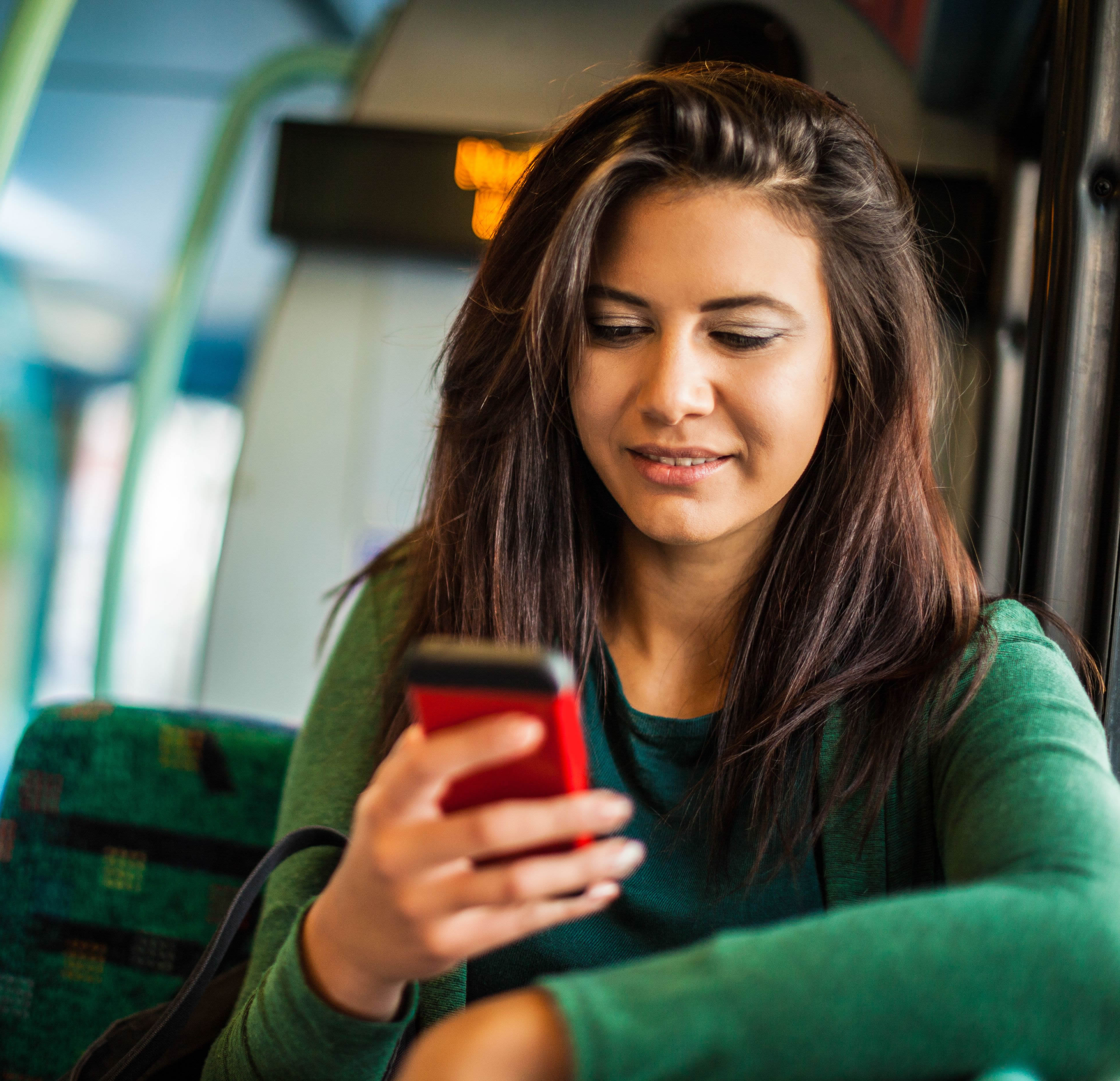 Mujer estudiando el idioma maratí en el celular