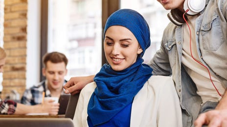 Estudiante aprendiendo que el idioma farsi es el idioma persa