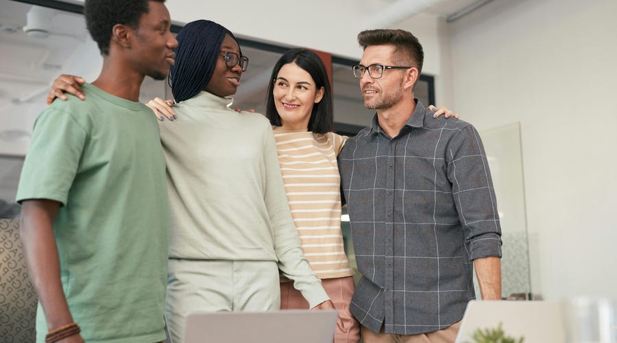 Estudiantes de Berlitz celebrando sus historias de superación.