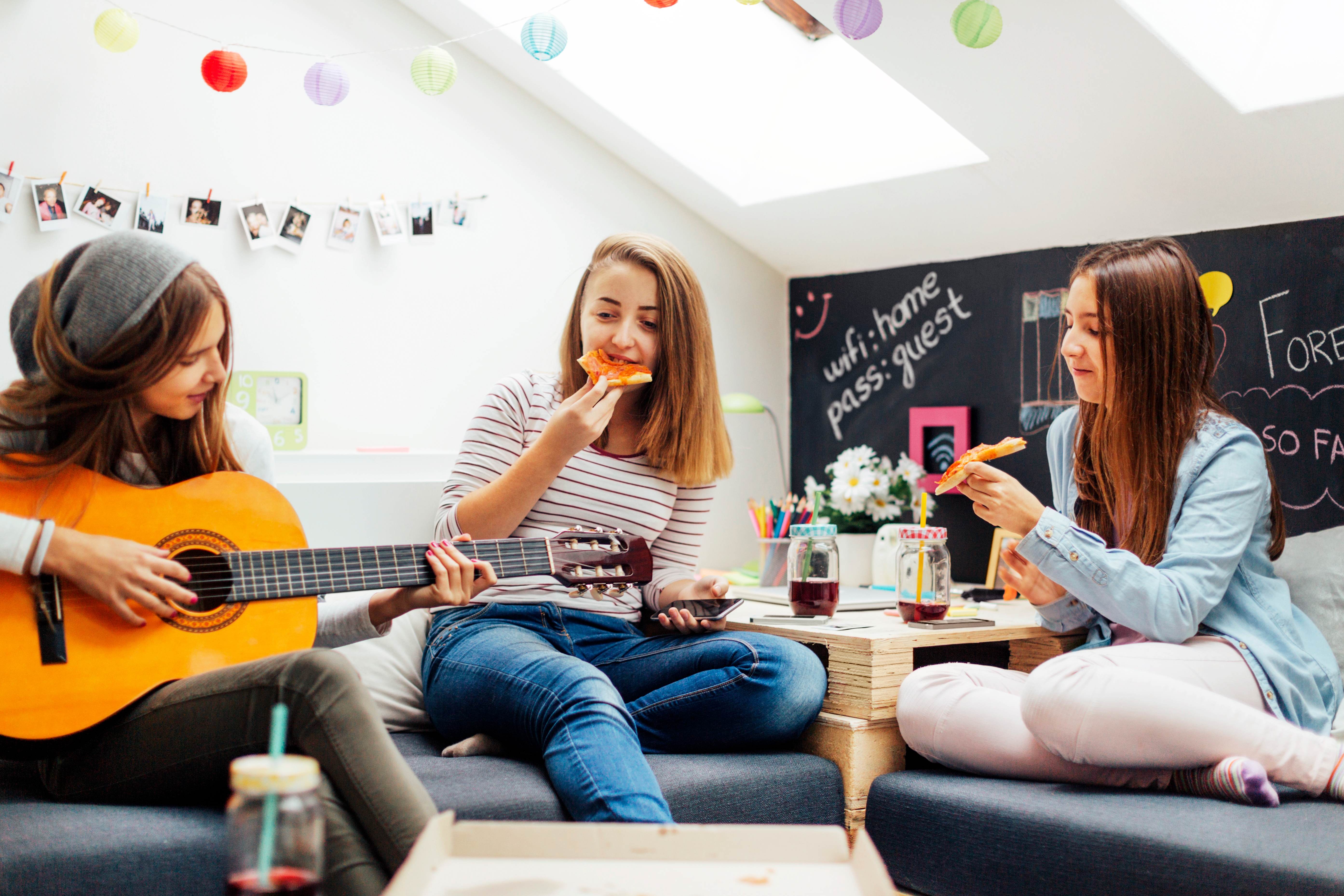 Mujer comiendo pizza