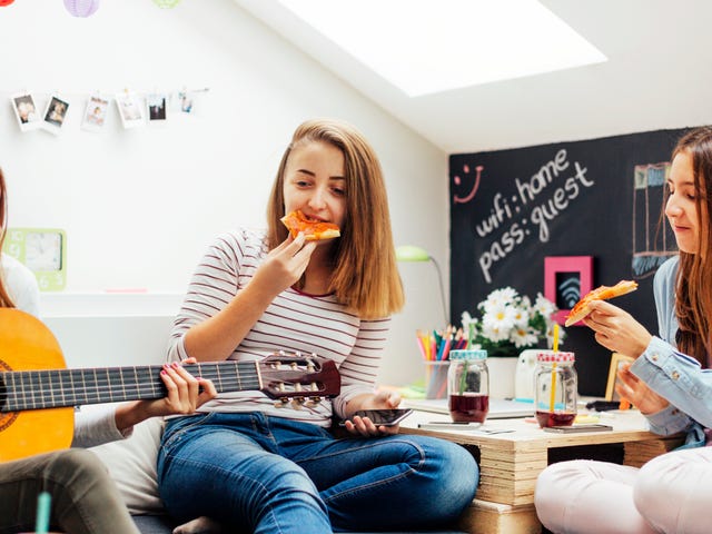 Mujer comiendo pizza
