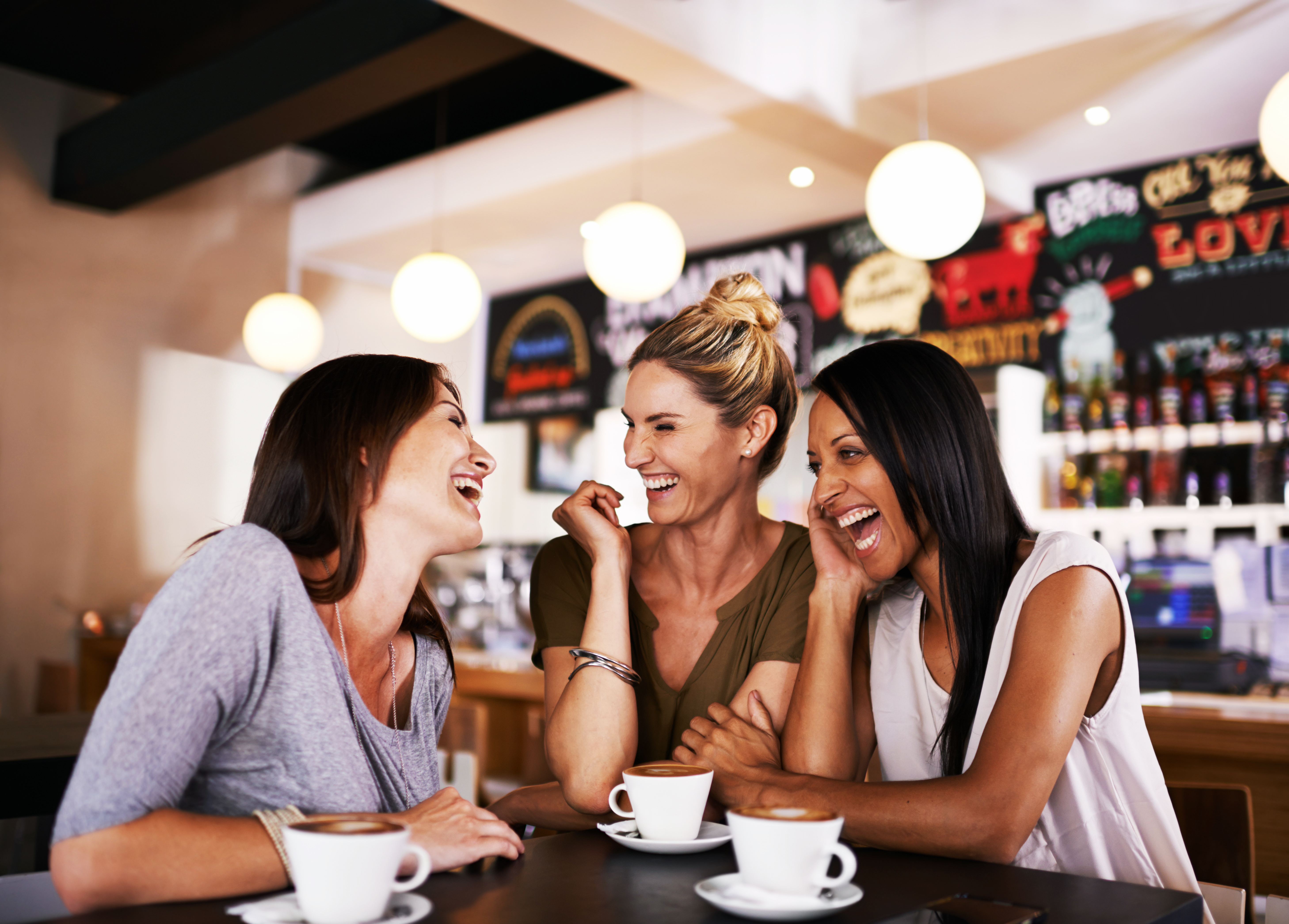 Mujeres practicando los verbos regulares e irregulares en inglés
