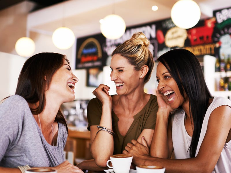 Mujeres practicando los verbos regulares e irregulares en inglés