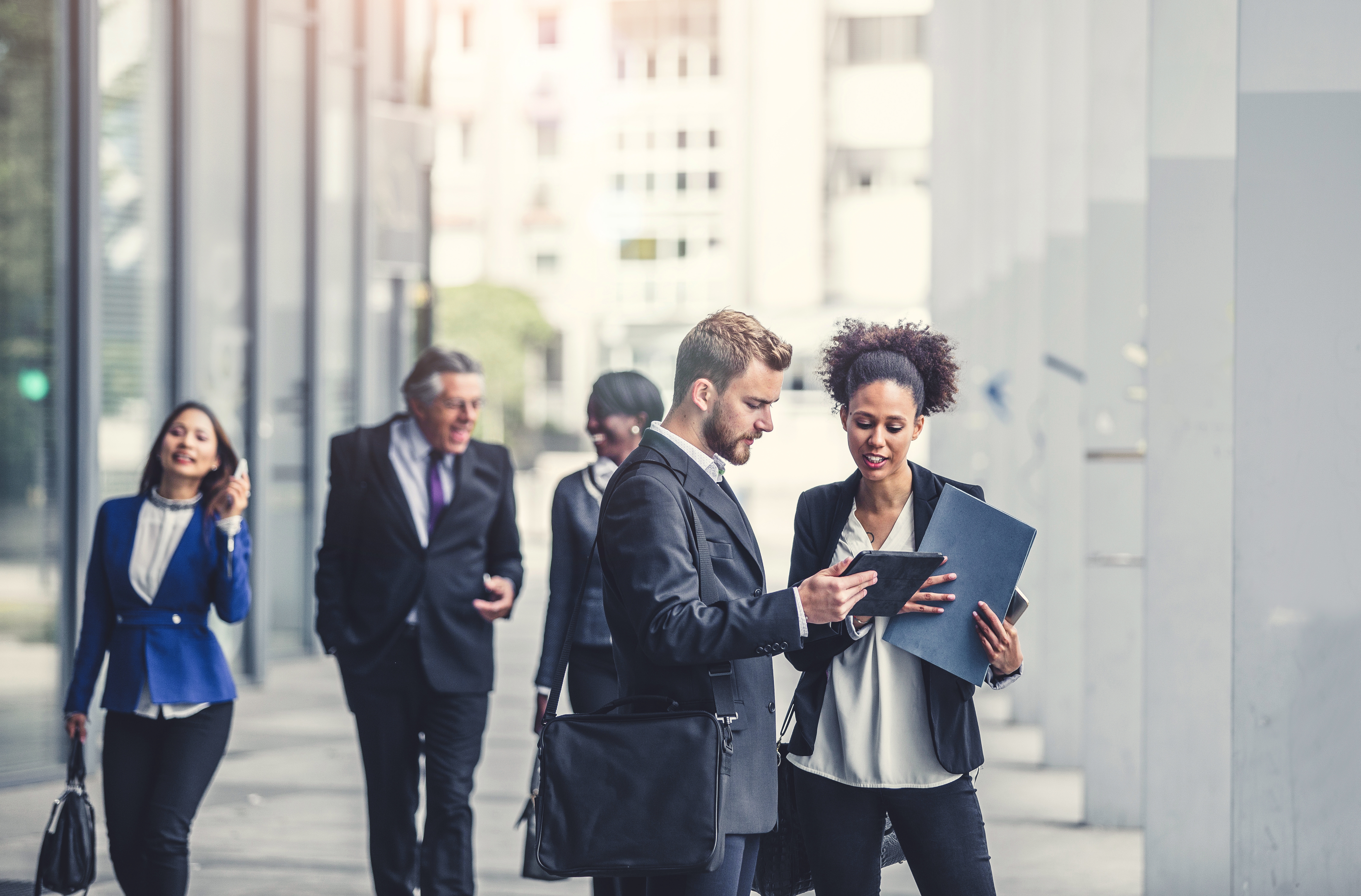 Personas hablando en la calle