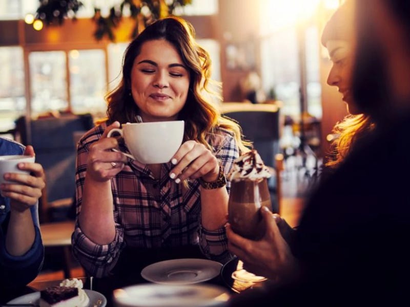 un grupo de adultos jóvenes sosteniendo diversos tipos de café en francés