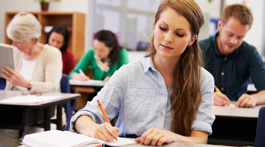 Mujer estudiando los beneficios de ser bilingüe