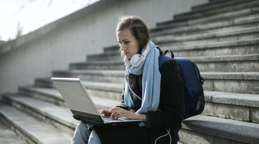 Mujer aprendiendo los ustantivos colectivos en inglés o collective nouns