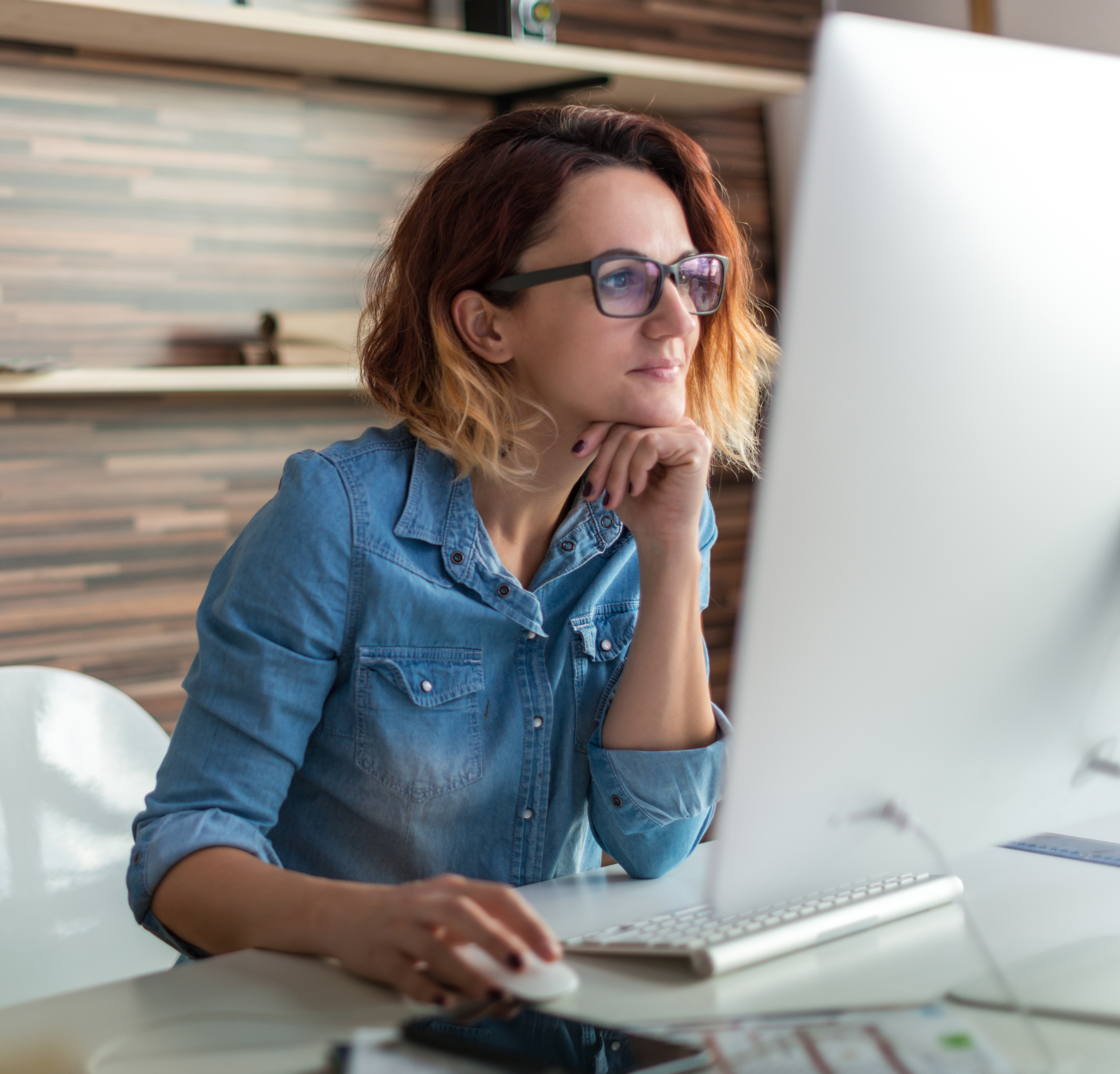 Mujer estudiando el idioma Checo Online