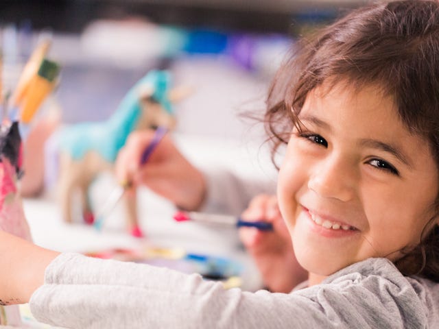Niña estudiando francés para niños y adolescentes