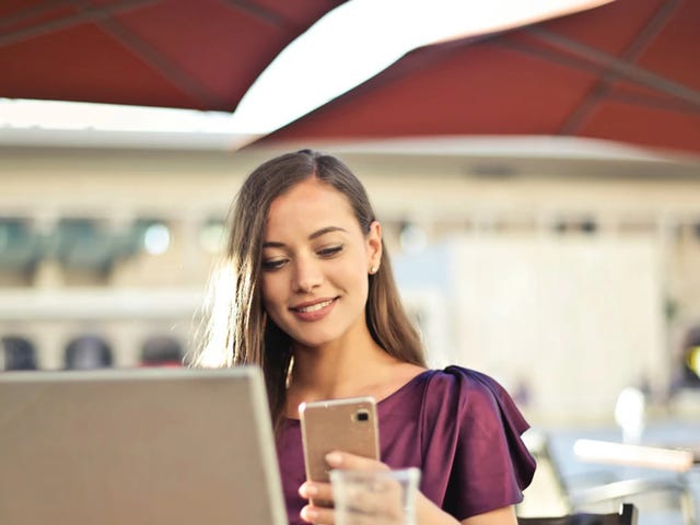 Mujer tomando cursos de idiomas online