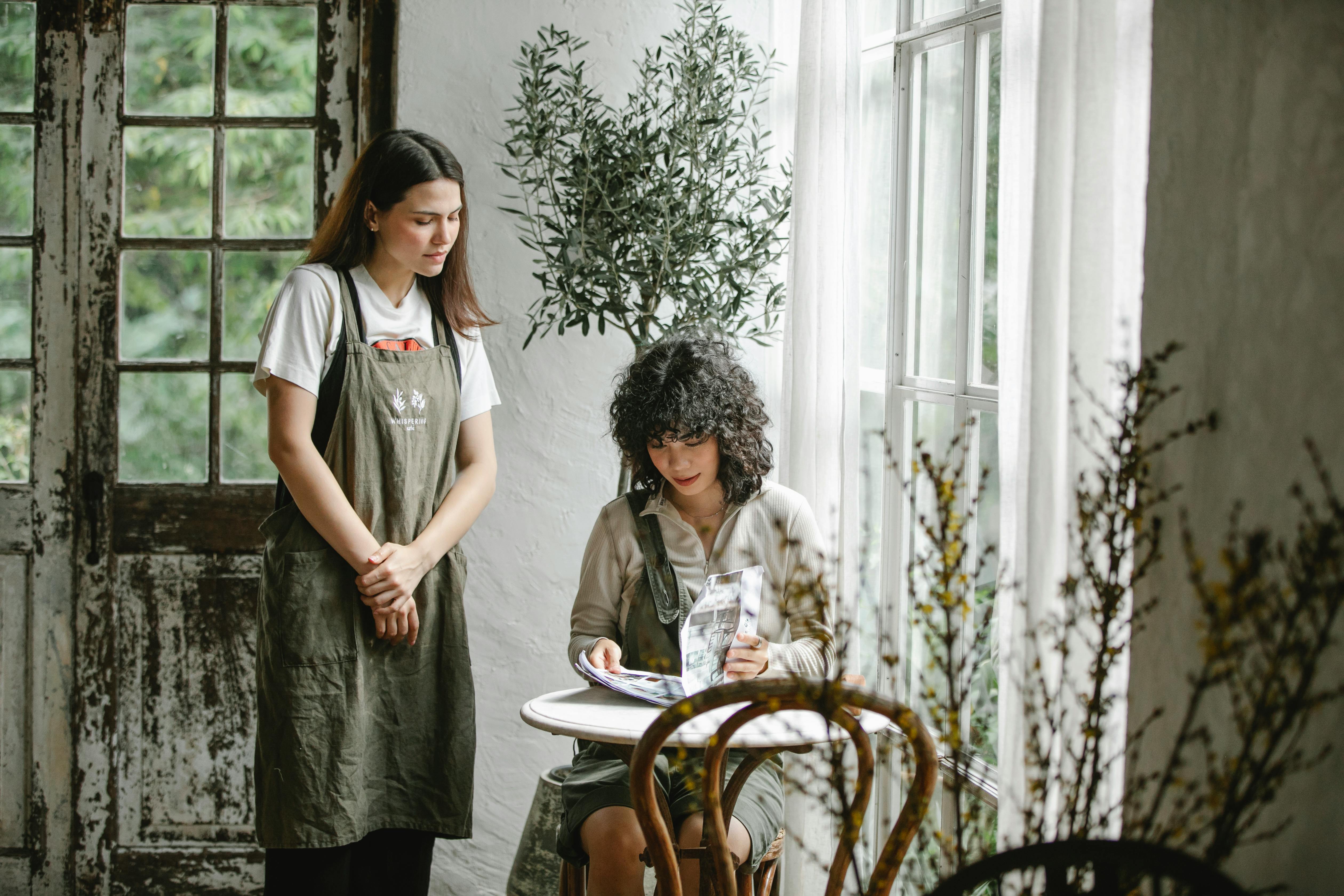 Mujer_practicando_cómo_ordenar_comida_en_inglés.jpg