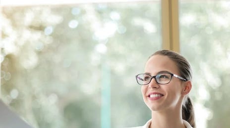 Mujer entregando una traducción para empresas.